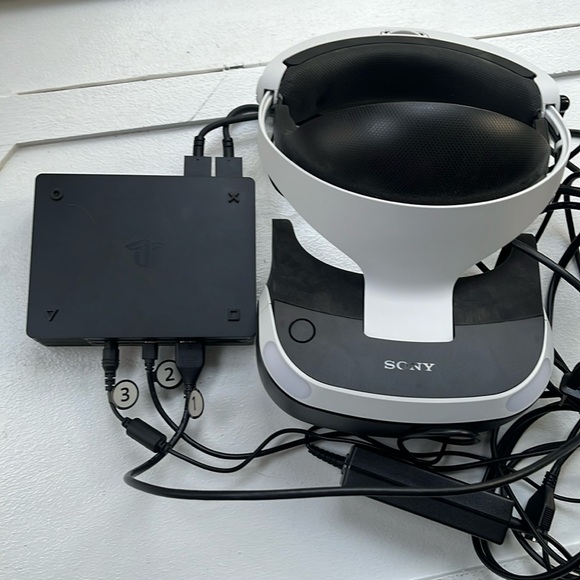 Sony • Playstation (PS) VR virtual game headset - Picture 2 of 9